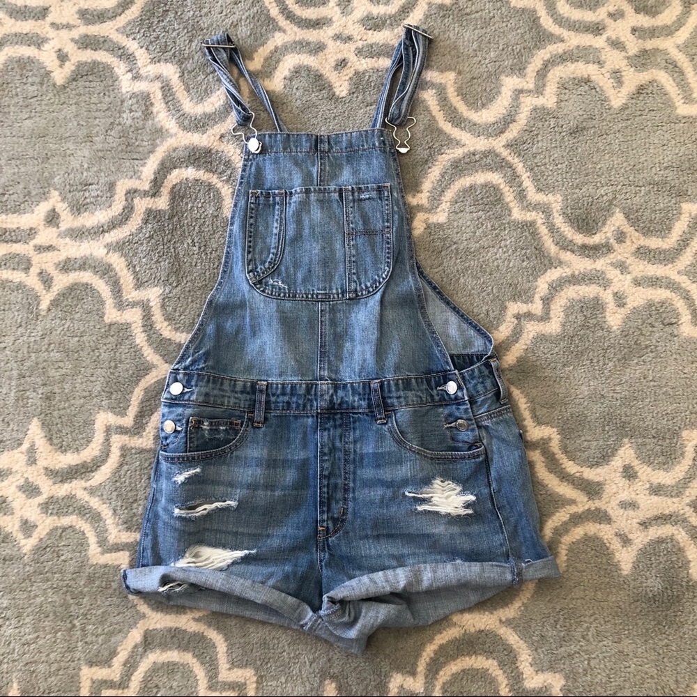 AE Tomgirl Jean Short Overalls *MISSING BUTTON*